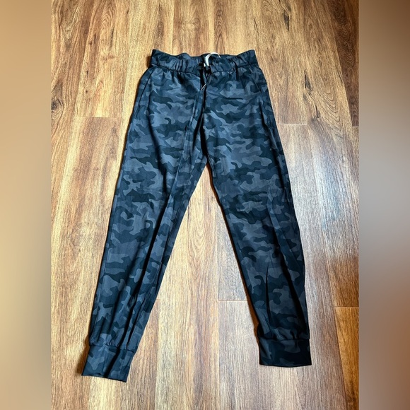 CRZ YOGA Black Camo Women's Joggers size M (8/10) - Picture 1 of 7
